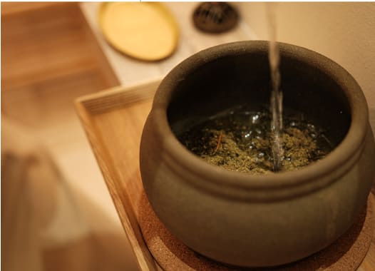 薬草を蒸します